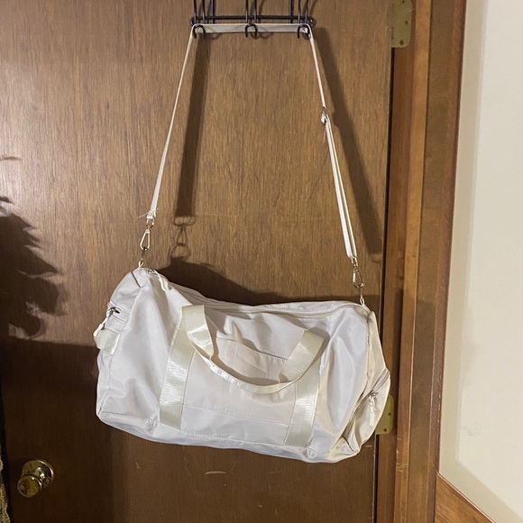 Unbranded Cream Duffel Bag – Lightweight Travel / Gym Bag with Shoulder Strap - Picture 1 of 9